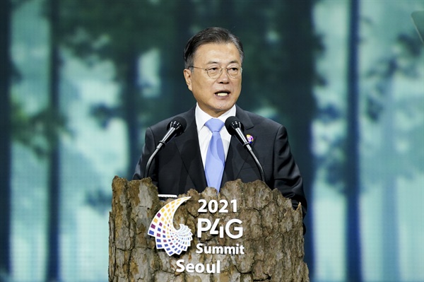 문재인 대통령이 30일 오후 서울 동대문디자인플라자(DDP)에서 열린 '2021 P4G 서울 녹색미래 정상회의' 개회식에서 연설하고 있다.