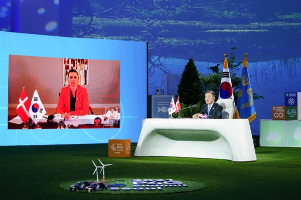 문재인 대통령이 30일 오후 서울 동대문디자인플라자(DDP)에서 열린 메테 프레데릭센 덴마크 총리와의 한-덴마크 화상 정상회담에서 인사말을 하고 있다.