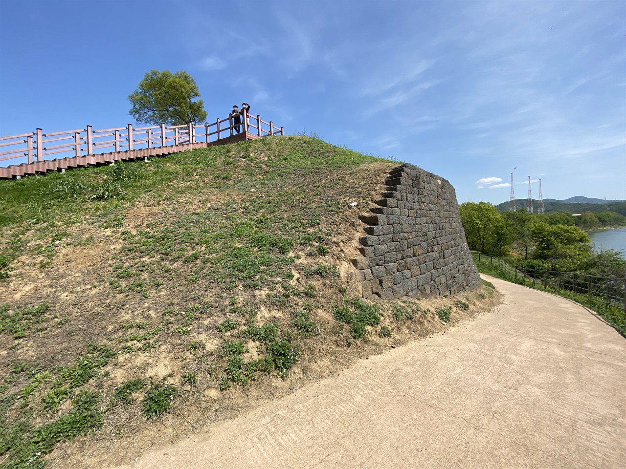 석축으로 만들어진 동벽이 이 곳이 성이었음을 증명하고 있다