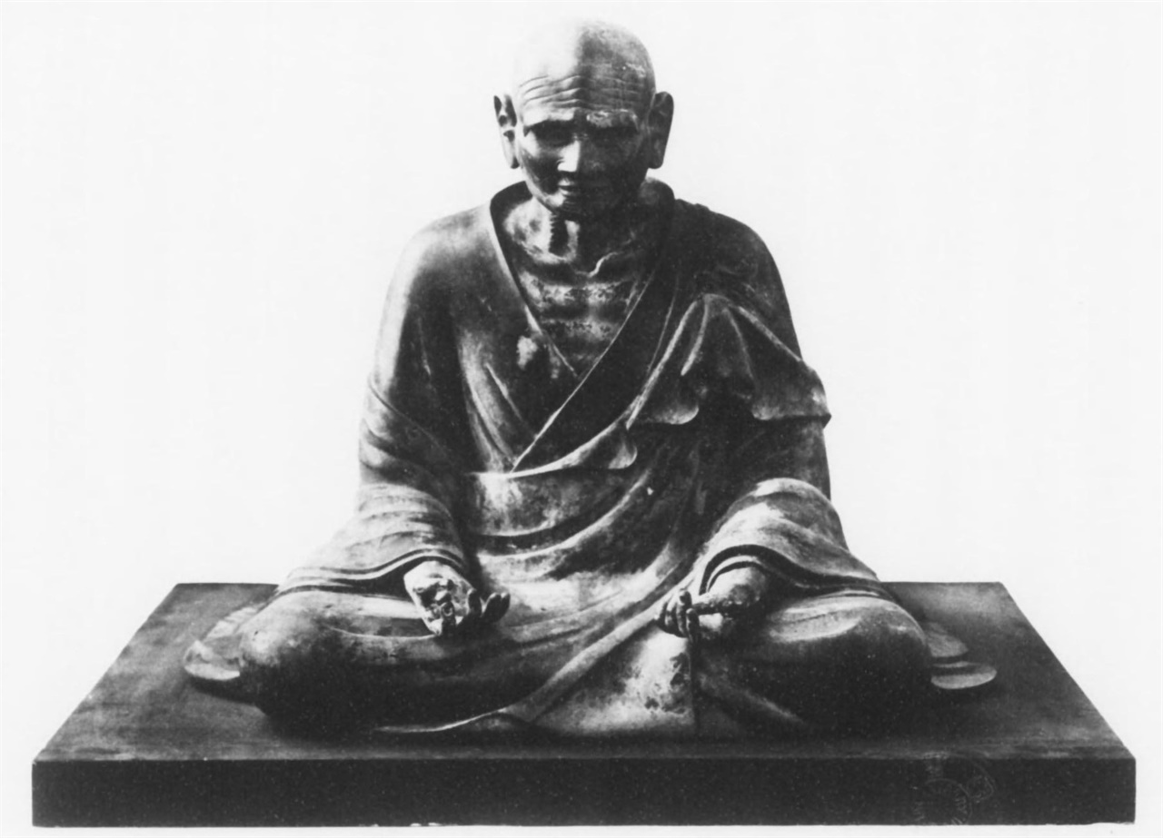 1932년에 촬영된 사진. 호류지에 안치되어 온 관륵의 목조상은, 평소에는 공개되지 않는 '비불'이다. 쇼토쿠 태자 1400주기를 맞아 나라국립박물관에 전시되었다. 
