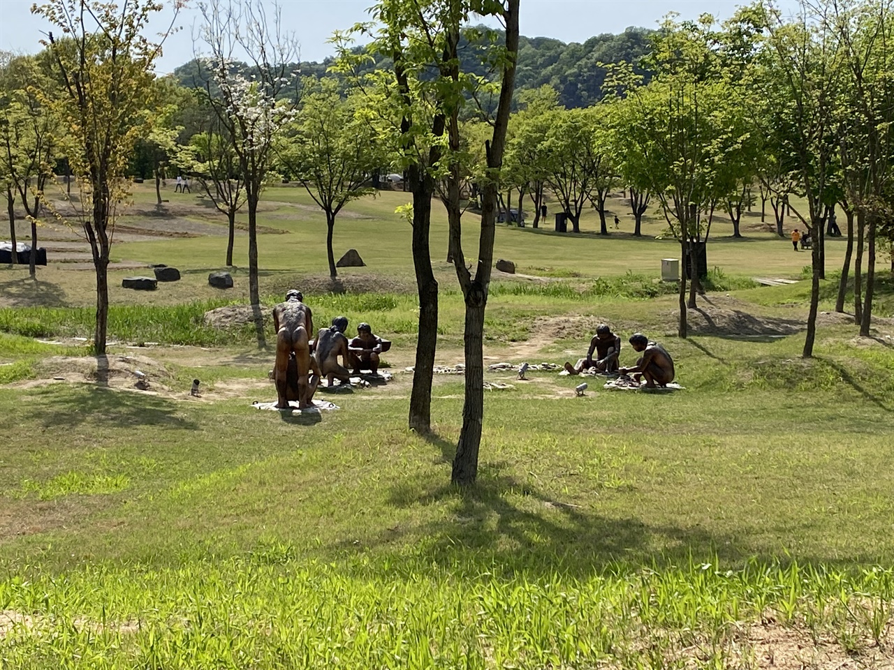 전곡리 선사유적에서 만난 구석기 시대 사람들 선사유적지 안에서 구석기인들을 쉽게 만날 수 있다