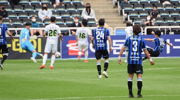  인천 유나이티드 FC 구본철(맨 오른쪽)이 전북 현대와의 홈 게임(5월 29일) 첫 골을 터뜨리는 순간