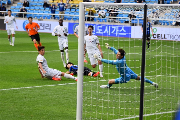  인천 유나이티드 송시우의 결정적인 오른발 슛을 전북 현대 골키퍼 송범근이 기막히게 쳐내는 순간