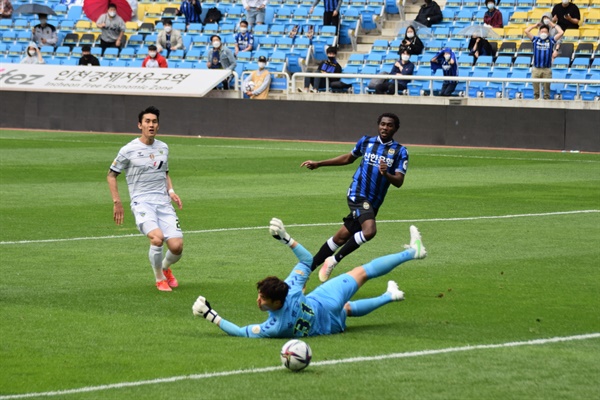  55분, 인천 유나이티드 교체 선수 네게바(파랑 검정 세로 줄무늬)의 오른발 인사이드 슛이 아쉽게도 기둥 하단을 향해 굴러가고 있다.
