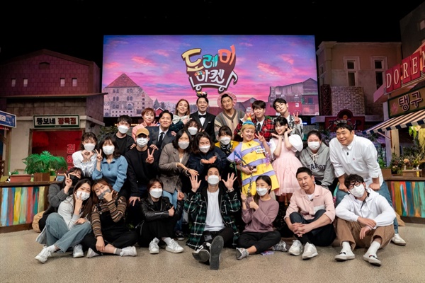  지난 3월 12일 tvN <놀라운 토요일> 출연자들과 PD, 작가들의 3주년 기념 촬영 사진