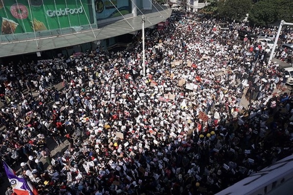 수천명의 미얀마 시민들이 양곤 hledan center 앞에서 시위를 진행하고 있다. 2021년 2월 8일.