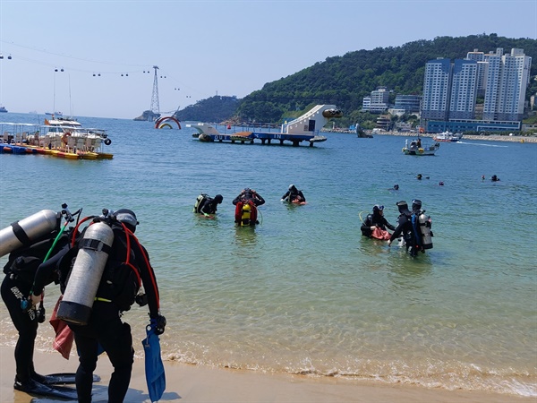  부산 송도해수욕장 수정 정화활동.