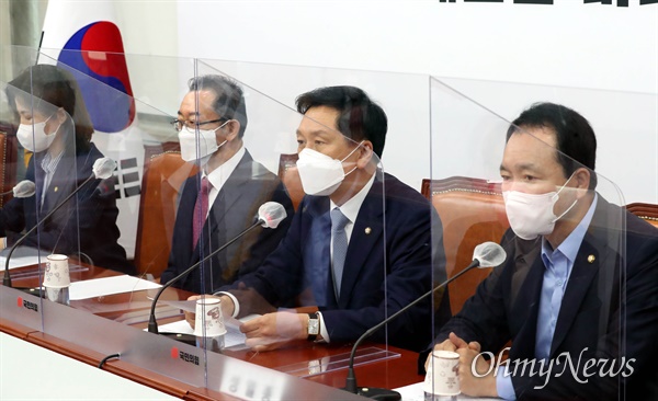 국민의힘 김기현 당 대표 권한대행 겸 원내대표(오른쪽 두번째)가 31일 서울 여의도 국회에서 열린 비상대책위원회의에서 발언하고 있다.
