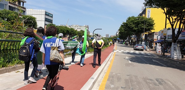 구로, 광명, 고양지역 YWCA 회원들의 거리 행진 이날 집회의 주요 요구 사항 중에 하나인 기후위기로부터 재난을 받을 노동자, 농민, 여성 등의 불평등 청산 문제도 크게 목소리를 내었다. 코로나 방역으로 인하여 조별로 9명씩 앞의 팀과 멀리 떨어져 행진을 이어갔다.