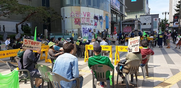 한국 정부가 탈석탄 등 기후위기에는 미온적이며 구체적 수치도 내놓지 않으면서 2030 탈석탄 노력을 게을리하는 것을 비판했다. 녹색성장 등을 얘기하면서 시대흐름을 외면하는 P4G 세계 정상회의를 멈추라고 하면서 DDP 앞에서 마무리 집회를 열고 있다.