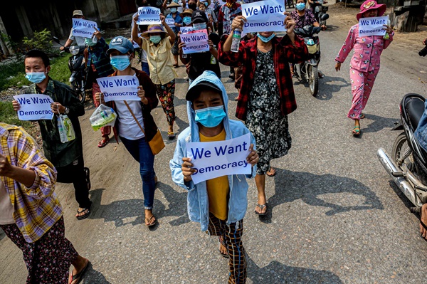  미얀마인들의 민주화 운동이 100일 넘게 지속되면서 현재까지 사망한 시민은 780여 명, 체포된 이들도 4천 명이 넘는 것으로 알려졌다.
