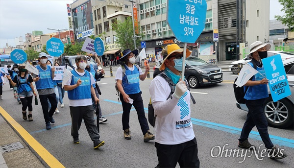 '판문점 선언 3주년 남북철도 잇기 한반도 평화 대행진' 대전구간 행진이 5월 29일부터 6월 4일까지 진행되고 있는 가운데, 50여명의 행진단은 31일 오전 대전역광장에서 기자회견을 연 뒤, 대전시청역까지 거리행진을 벌였다.