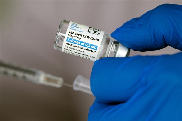 미국 질병통제예방센터(CDC)의 자문기구가 존슨앤드존슨(J&J)의 제약 계열사 얀센의 신종 코로나바이러스 감염증(코로나19) 백신에 대해 4월 23일(현지시간) 사용 재개를 권고했다. 사진은 얀센 백신의 모습.