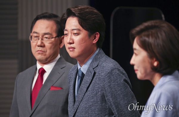 국민의힘 당대표 선거에 출마한 나경원(오른쪽 부터), 이준석, 주호영 후보가 지난달 31일 서울 마포구 상암 MBC스튜디오에서 열린 100분토론회에 참석하고 있다. 