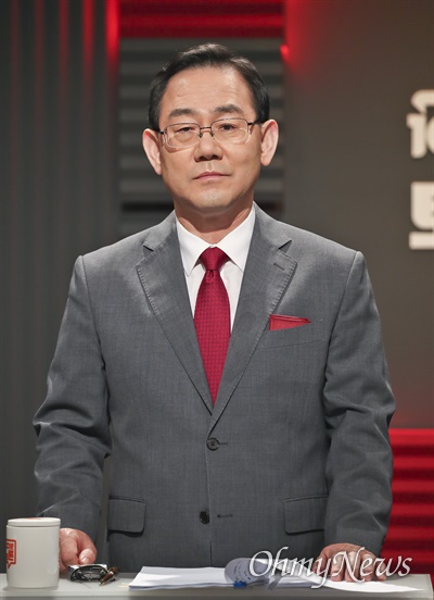 국민의힘 당대표 선거에 출마한 주호영 후보가 31일 서울 마포구 상암 MBC스튜디오에서 열린 100분토론회에서 토론을 준비하고 있다.