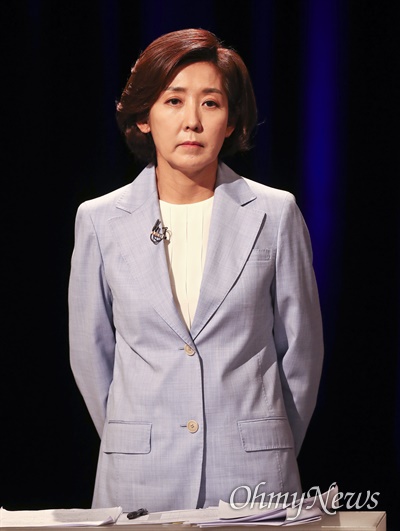 국민의힘 당대표 선거에 출마한 나경원 후보가 31일 서울 마포구 상암 MBC스튜디오에서 열린 100분토론회에서 토론을 준비하고 있다.