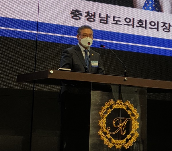 김명선 충남도의회 의장이 지난 5월29일 아산터미널웨딩홀에서 개최된 민간봉사단체 (사)좋은이웃 창립17주년 기념식에서 축사를 하고 있다.