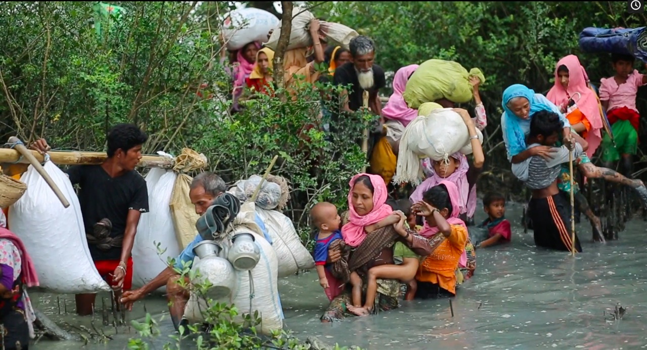 강을 건너고 있는 로힝야 난민들  로힝야족은 미얀마에서 피난 당시 많은 강을 건너야 했고, 수많은 이들이 익사했다. 