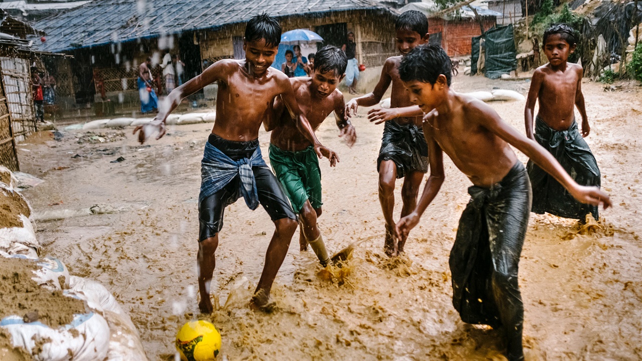 쿠투팔롱난민촌의 아이들 쿠투팔롱난민촌의 아이들이 우기에 축구 경기를 즐기고 있는 모습 