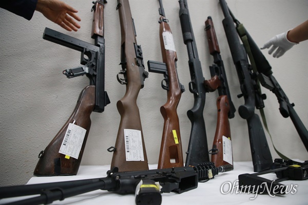 부산경찰청 강력범죄수사대가 사제 총기를 제작 판매한 7명을 검거하고 이 중 A씨를 구속했다고 1일 밝혔다. 사진은 현장에 전시된 모의총기