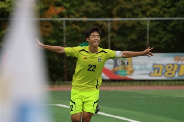  고양FC U-18 시절의 김영준이 득점을 한 뒤 환하게 웃고 있다.