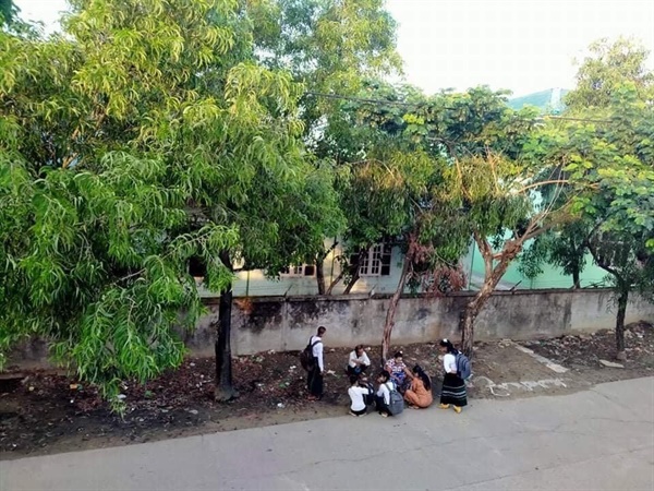 6월 1일 미얀마 어느 학교 앞 풍경.
