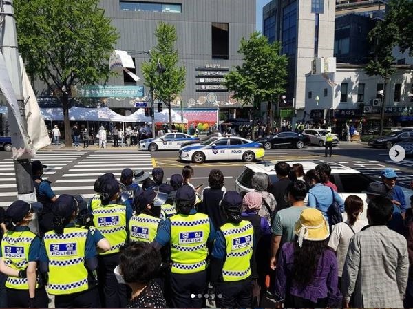 5월 26일, 개신교 시민단체 평화나무가 5월 19일 부처님오신날 서울 종로구 조계사 앞에서 '하나님의 뜻을 알리러 왔다'며 찬송가를 부른 개신교인 10여 명을 경찰에 고발했다.