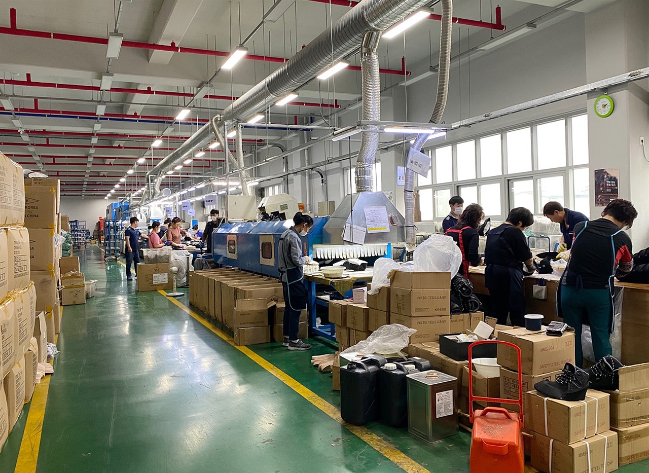 첨단신발융합허브센터 내부에 위치한 와이에이치 공장에서 신발을 생산하는 모습.