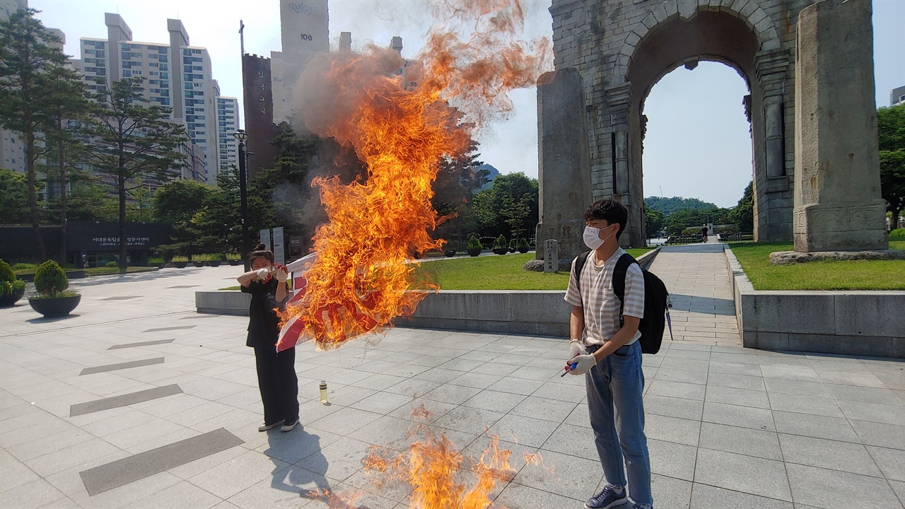  한국대학생진보연합 회원들이 전범기를 불태우고 있다.