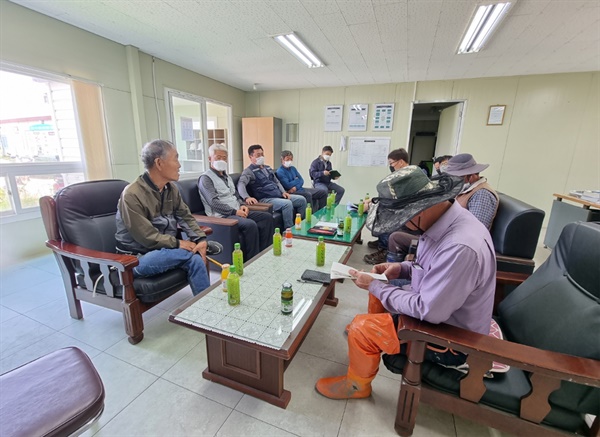 농번기에 일손 멈춘 농민들 송현지구 농민들이 바쁜 농번기에도 불구하고 송현지구 사업을 추진하고 있는 한국농어촌공사 서산태안지사 현장사무소를 찾아 항의하고 있다.