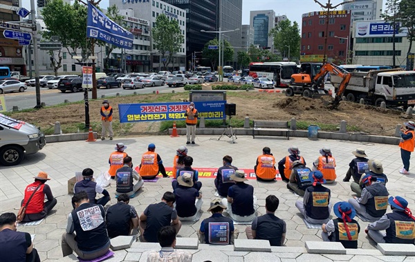 전국금속노동조합 경남지부 한국산연 노동자들이 1일 부산 일본영사관 옆 공원에서 '항의집회'를 열었다.