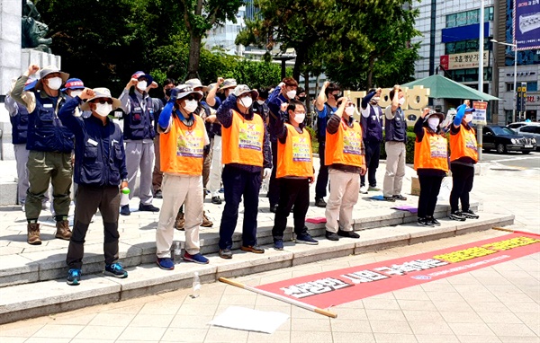 전국금속노동조합 경남지부 한국산연 노동자들이 1일 부산 일본영사관 옆 공원에서 '항의집회'를 열었다.