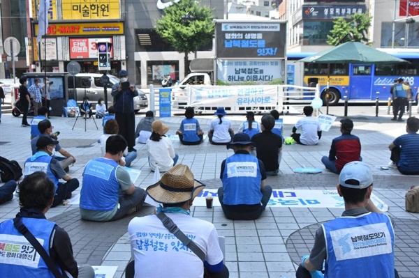 대전 시민들 특히 젊은 세대가 많이 찾는 으능정이 문화의 거리에서 참가자들이 캠페인을 진행하는 모습