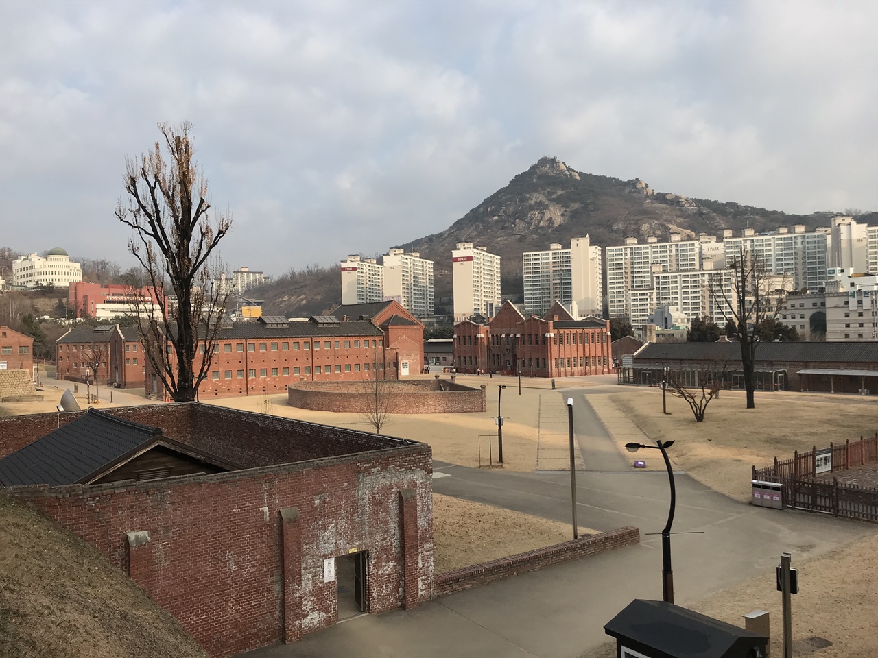 납북되기 전, 김진섭이 갇혀 있던 곳 서대문형무소는 1907년 일제 한국통감부가 경성부(지금의 서울)에 지은 형무소다. 해방 뒤에도 교도소, 구치소로 쓰였다. 1987년 경기도 의왕시로 이전했다. 형무소 이전 후 서대문형무소 역사관으로 바뀌었다. 한국전쟁이 터진 뒤 김진섭은 이곳 서대문형무소에 갇혀 있다가 북으로 끌려갔다.