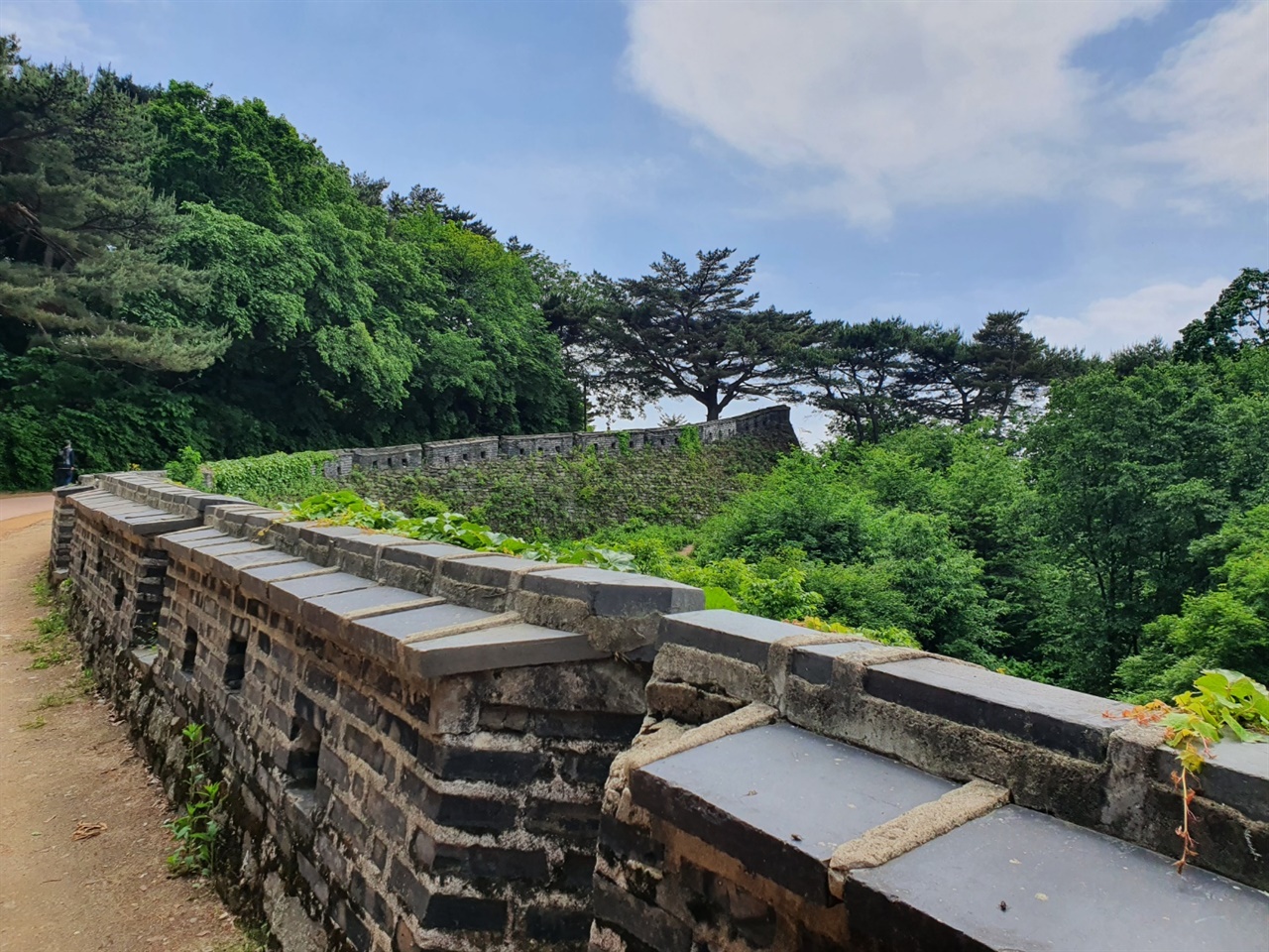 남한산성은 현재 세계문화유산으로 지정되어 있으며 한국 최초로 도립공원에 지정된 유서깊은 문화재다. 현재도 경기도민의 나들이터로 많은 사랑을 받고 있다.