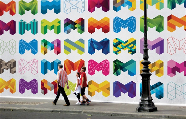 새로운 로고를 만든 뒤 성공적인 도시브랜딩 사례로 꼽히고 있는 멜버른은 도시 이름의 첫 이니셜 'M'의 다양한 변주가 곧 도시 자체를 상징한다.