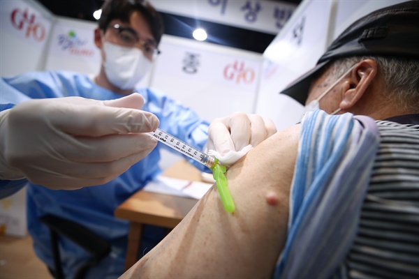 3일 오전 서울 구로구 오류아트홀에 마련된 접종센터에서 의료진이 백신 접종을 하고 있다.