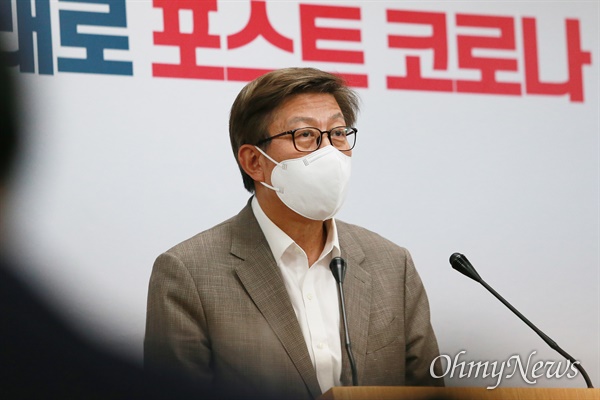 박형준 부산시장이 4일 부산시청 브리핑룸에서 취임 후 첫 추가경정예산안을 부산시의회 제출했다고 발표하고 있다. 