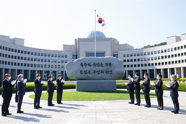 국가정보원 건물과 원훈석. 사진은 지난 6월 4일 문재인 대통령이 국가정보원을 방문해 원훈석 제막을 마친 후 박지원 국정원장 등 참석자들과 박수치고 있는 모습. 왼쪽부터 이한중 양지회장, 정해구 경제인문사회 연구회 이사장, 서훈 국가안보실장, 김경협 국회 정보위원장, 문 대통령, 박 원장, 윤형중 국정원 1차장, 박정현 국정원 2차장, 김선희 국정원 3차장, 박선원 국정원 기조실장. 