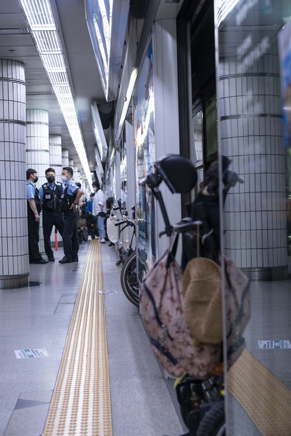 '장애인 이동권 보장' 시위 참가자들이 1호선 시청역 승강장에서 지하철에 절반만 올라탄 채로 '장애인 이동권 증진을 위한 서울시선언' 완전 이행을 촉구하고 있다.