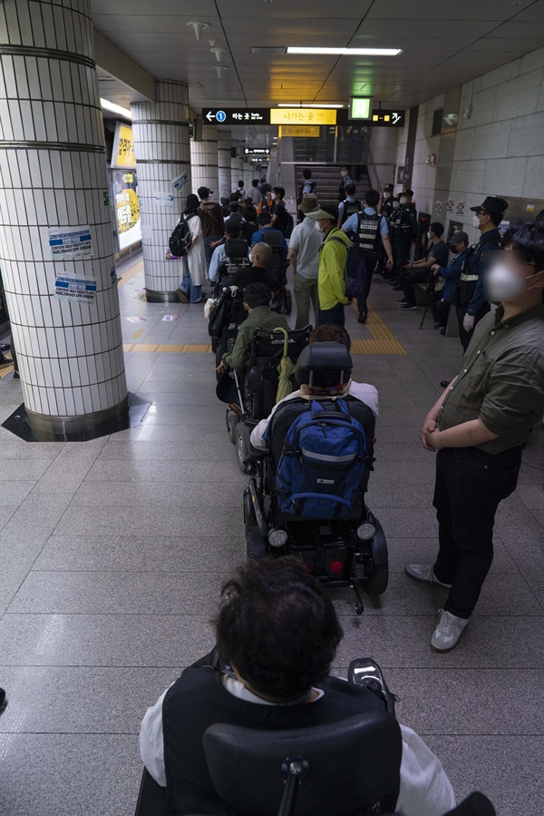  서울시청 앞 기자회견에 참석하기 위해 '장애인 이동권 보장' 시위 참가자들이 엘리베이터로 향하고 있다.