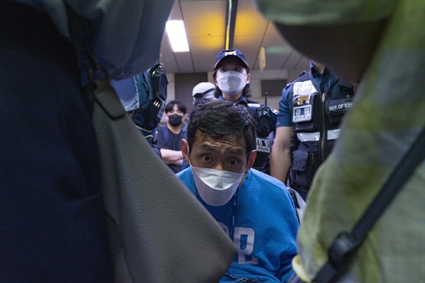 '장애인 이동권 보장' 시위 참가자가 시위로 불편을 겪은 지하철 이용객에게 항의를 받고 있다.