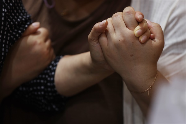고 이예람 중사 사망(2021년 5월 21일) 직후인 6월 4일 국군수도병원 장례식장에서 유가족들이 서로 손을 잡고 있는 모습.