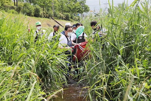  5일 창원천에서 벌어진 쓰레기 줍기 행사.