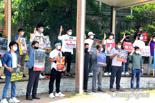 6일 오후 창원역 광장에서 열린 "미얀마 민주주의 연대 14차 일요시위".