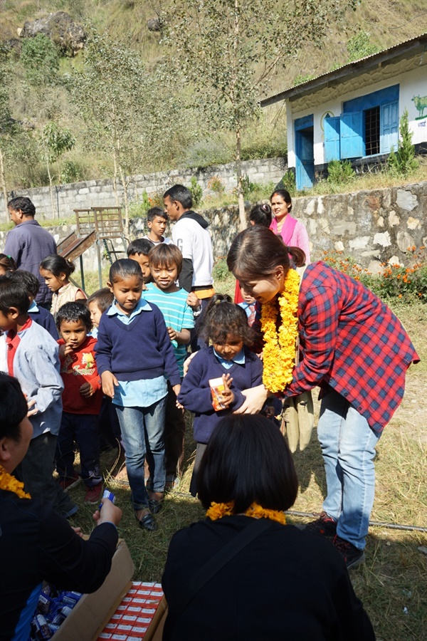 2019년 11월 희망씨에서 급식비지원과 자매결연을 하고 있는 뻘벗학교 방문했을때 아이들과 함께 이야기 나누는 김은선. 
