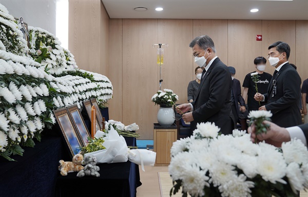 문재인 대통령이 6일 경기 성남시 국군수도병원에 마련된 공군 성추행 피해 부사관의 추모소를 찾아 조문하고 있다.