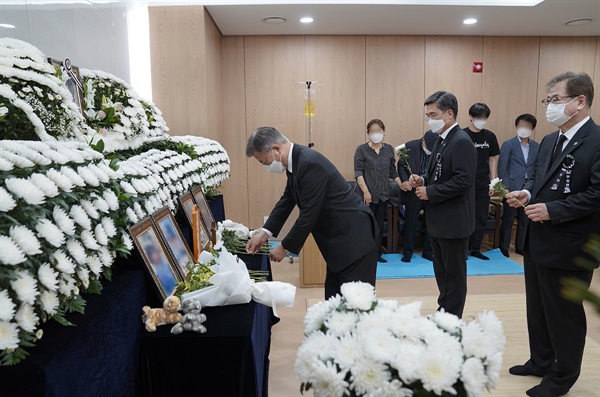 문재인 대통령이 지난달 6일 경기 성남시 국군수도병원에 마련된 공군 성추행 피해 부사관의 추모소를 찾아 조문하고 있다.