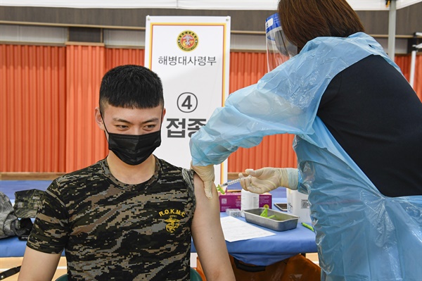 30세 미만 군 장병에 대한 코로나19 예방백신 접종이 시작된 6월 7일 오전 해병대사령부 승파관(실내체육관)에서 한 장병이 화이자 백신을 접종하고 있다.