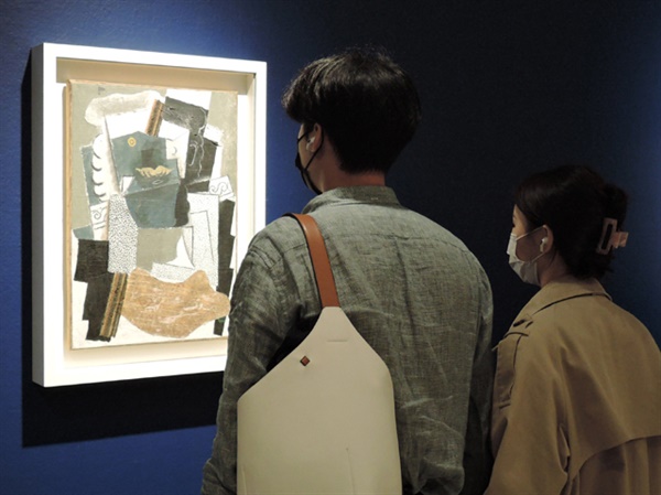 피카소 I '콧수염이 있는 남자' 유화 패브릭 65.5×46.6cm 1914. 주말에 전시장에 연인들이 북적인다. ⓒ 2021 Succession Pablo Picasso SACK(Korea)